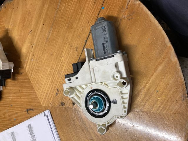 bontott AUDI Q7 Jobb első Ablakemelő Motor