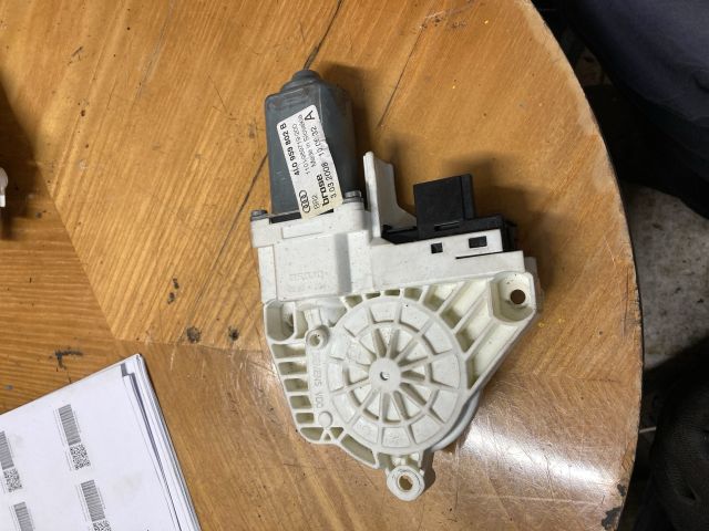 bontott AUDI Q7 Jobb első Ablakemelő Motor