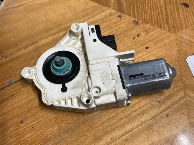 bontott AUDI Q7 Jobb első Ablakemelő Motor