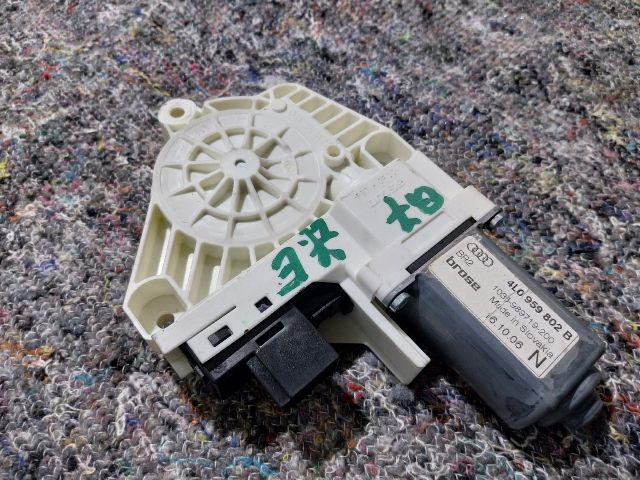 bontott AUDI Q7 Jobb első Ablakemelő Motor