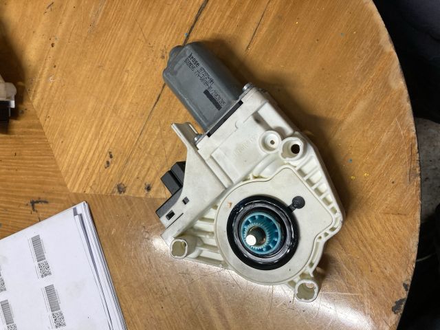 bontott AUDI Q7 Jobb első Ablakemelő Motor