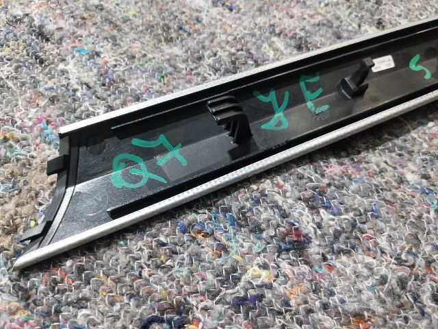 bontott AUDI Q7 Jobb első Ajtó Kárpit Díszléc