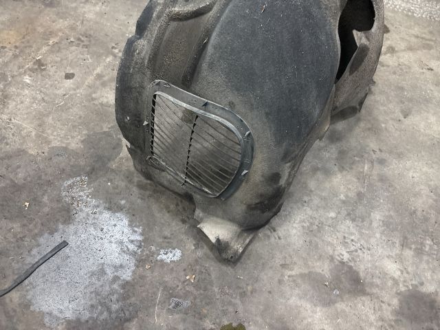 bontott AUDI Q7 Jobb első Dobbetét (Kerékjárati, Műanyag)