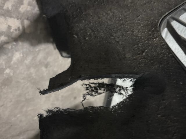 bontott AUDI Q7 Jobb első Dobbetét (Kerékjárati, Műanyag)