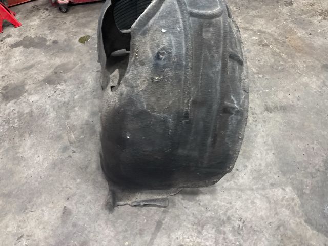 bontott AUDI Q7 Jobb első Dobbetét (Kerékjárati, Műanyag)