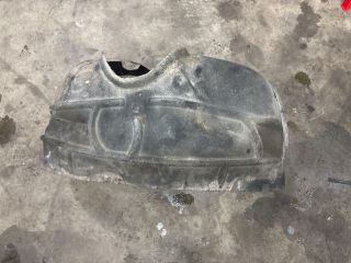 bontott AUDI Q7 Jobb első Dobbetét (Kerékjárati, Műanyag)