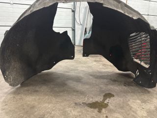 bontott AUDI Q7 Jobb első Dobbetét (Kerékjárati, Műanyag)