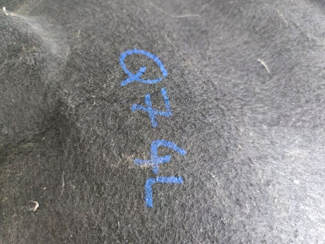 bontott AUDI Q7 Jobb első Dobbetét (Kerékjárati, Műanyag)