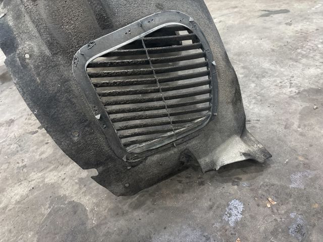 bontott AUDI Q7 Jobb első Dobbetét (Kerékjárati, Műanyag)