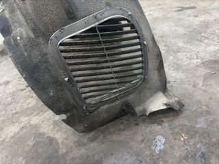 bontott AUDI Q7 Jobb első Dobbetét (Kerékjárati, Műanyag)