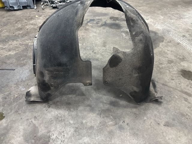 bontott AUDI Q7 Jobb első Dobbetét (Kerékjárati, Műanyag)