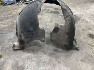 bontott AUDI Q7 Jobb első Dobbetét (Kerékjárati, Műanyag)