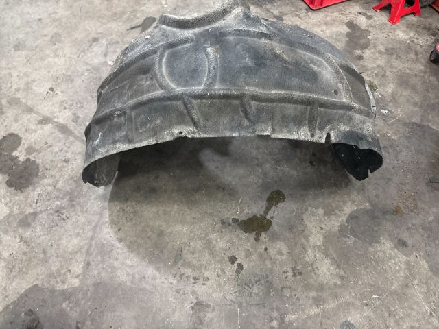 bontott AUDI Q7 Jobb első Dobbetét (Kerékjárati, Műanyag)