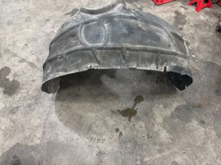 bontott AUDI Q7 Jobb első Dobbetét (Kerékjárati, Műanyag)