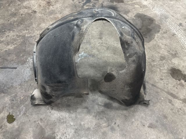 bontott AUDI Q7 Jobb első Dobbetét (Kerékjárati, Műanyag)