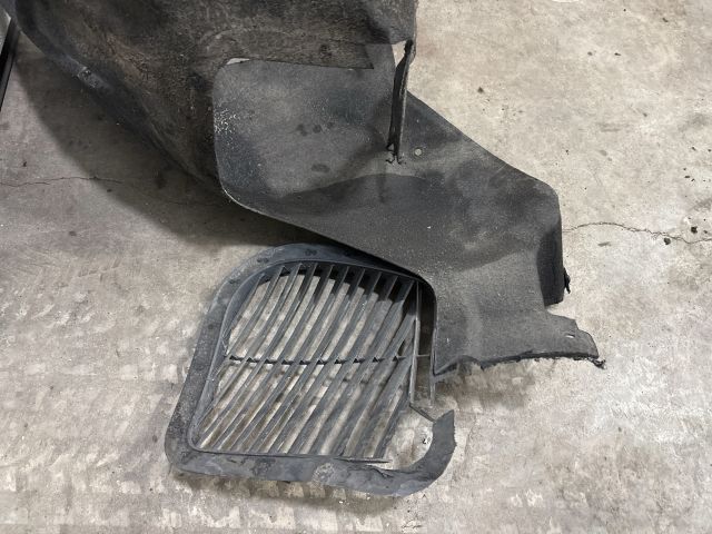 bontott AUDI Q7 Jobb első Első Dobbetét (Kerékjárati, Műanyag)