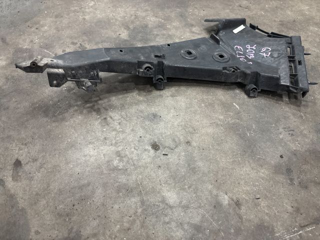 bontott AUDI Q7 Jobb első Lökhárító Tartó (Műanyag)