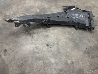 bontott AUDI Q7 Jobb első Lökhárító Tartó (Műanyag)