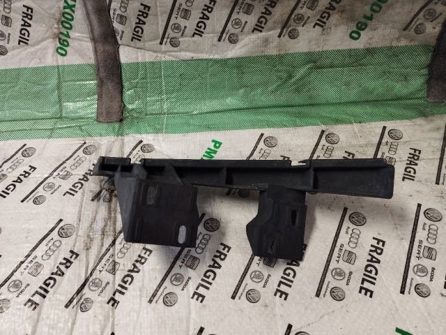 bontott AUDI Q7 Jobb első Lökhárító Tartó (Műanyag)