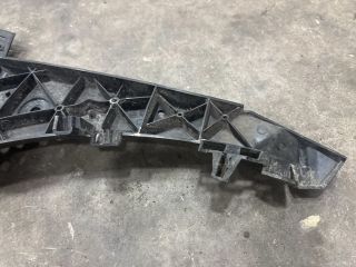 bontott AUDI Q7 Jobb első Lökhárító Tartó (Műanyag)