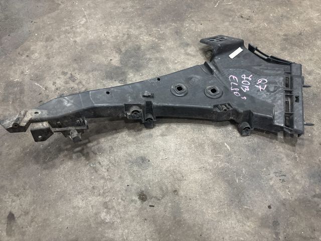 bontott AUDI Q7 Jobb első Lökhárító Tartó (Műanyag)