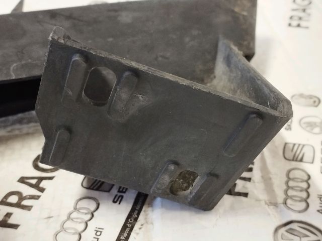 bontott AUDI Q7 Jobb első Lökhárító Tartó (Műanyag)