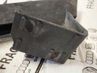 bontott AUDI Q7 Jobb első Lökhárító Tartó (Műanyag)