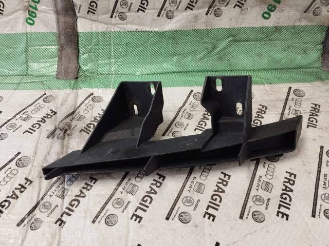 bontott AUDI Q7 Jobb első Lökhárító Tartó (Műanyag)