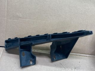 bontott AUDI Q7 Jobb első Lökhárító Tartó (Műanyag)