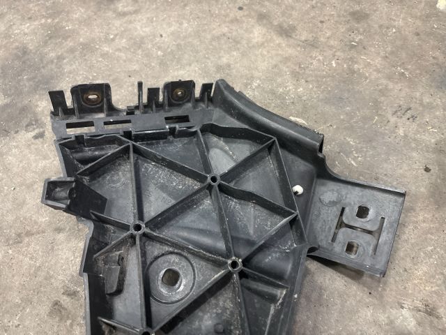 bontott AUDI Q7 Jobb első Lökhárító Tartó (Műanyag)