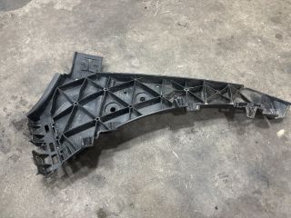 bontott AUDI Q7 Jobb első Lökhárító Tartó (Műanyag)