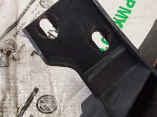 bontott AUDI Q7 Jobb első Lökhárító Tartó (Műanyag)