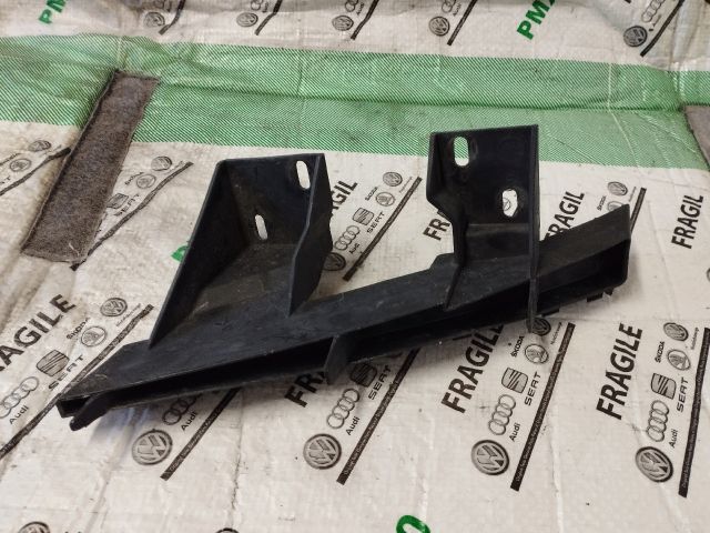 bontott AUDI Q7 Jobb első Lökhárító Tartó (Műanyag)