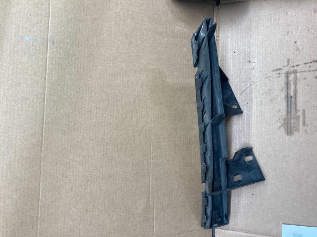 bontott AUDI Q7 Jobb első Lökhárító Tartó (Műanyag)