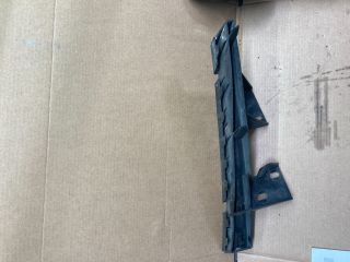 bontott AUDI Q7 Jobb első Lökhárító Tartó (Műanyag)