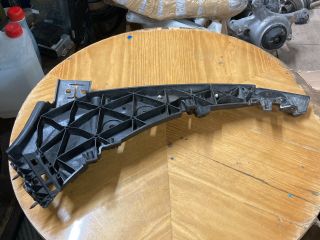 bontott AUDI Q7 Jobb első Oldal Lökhárító Tartó (Műanyag)