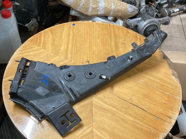 bontott AUDI Q7 Jobb első Oldal Lökhárító Tartó (Műanyag)