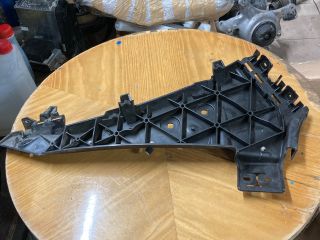 bontott AUDI Q7 Jobb első Oldal Lökhárító Tartó (Műanyag)