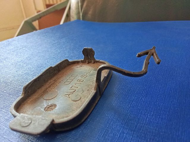 bontott AUDI Q7 Jobb Fényszórómosó Fedél