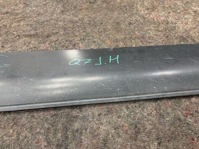 bontott AUDI Q7 Jobb hátsó Ajtó Díszléc