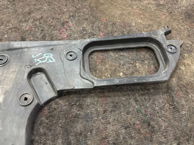 bontott AUDI Q7 Jobb hátsó Oldal Lökhárító Tartó (Műanyag)