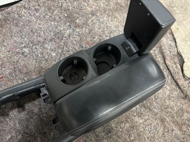 bontott AUDI Q7 Könyöklő