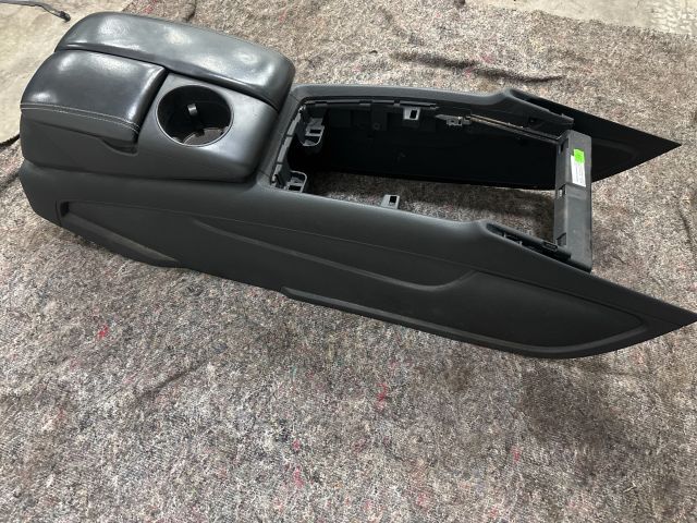 bontott AUDI Q7 Könyöklő