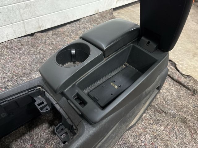 bontott AUDI Q7 Könyöklő