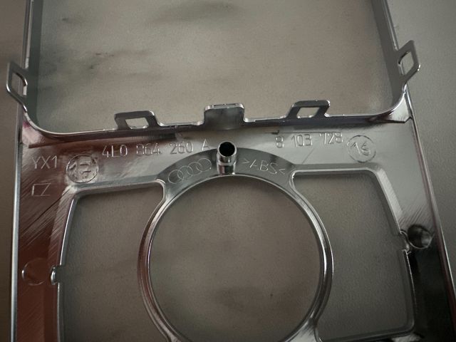 bontott AUDI Q7 Középkonzol Keret