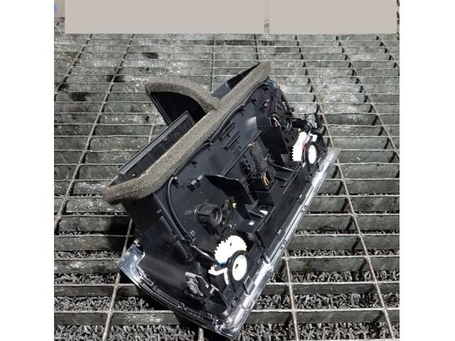 bontott AUDI Q7 Középső Szellőző