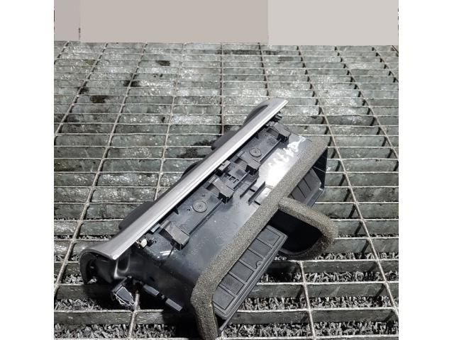 bontott AUDI Q7 Középső Szellőző