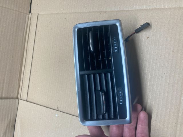 bontott AUDI Q7 Középső Szellőző