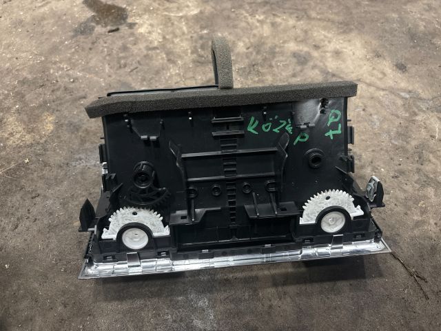 bontott AUDI Q7 Középső Szellőző