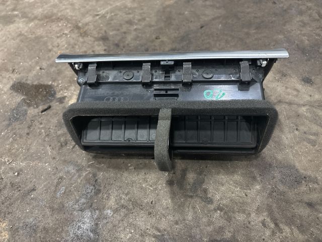 bontott AUDI Q7 Középső Szellőző